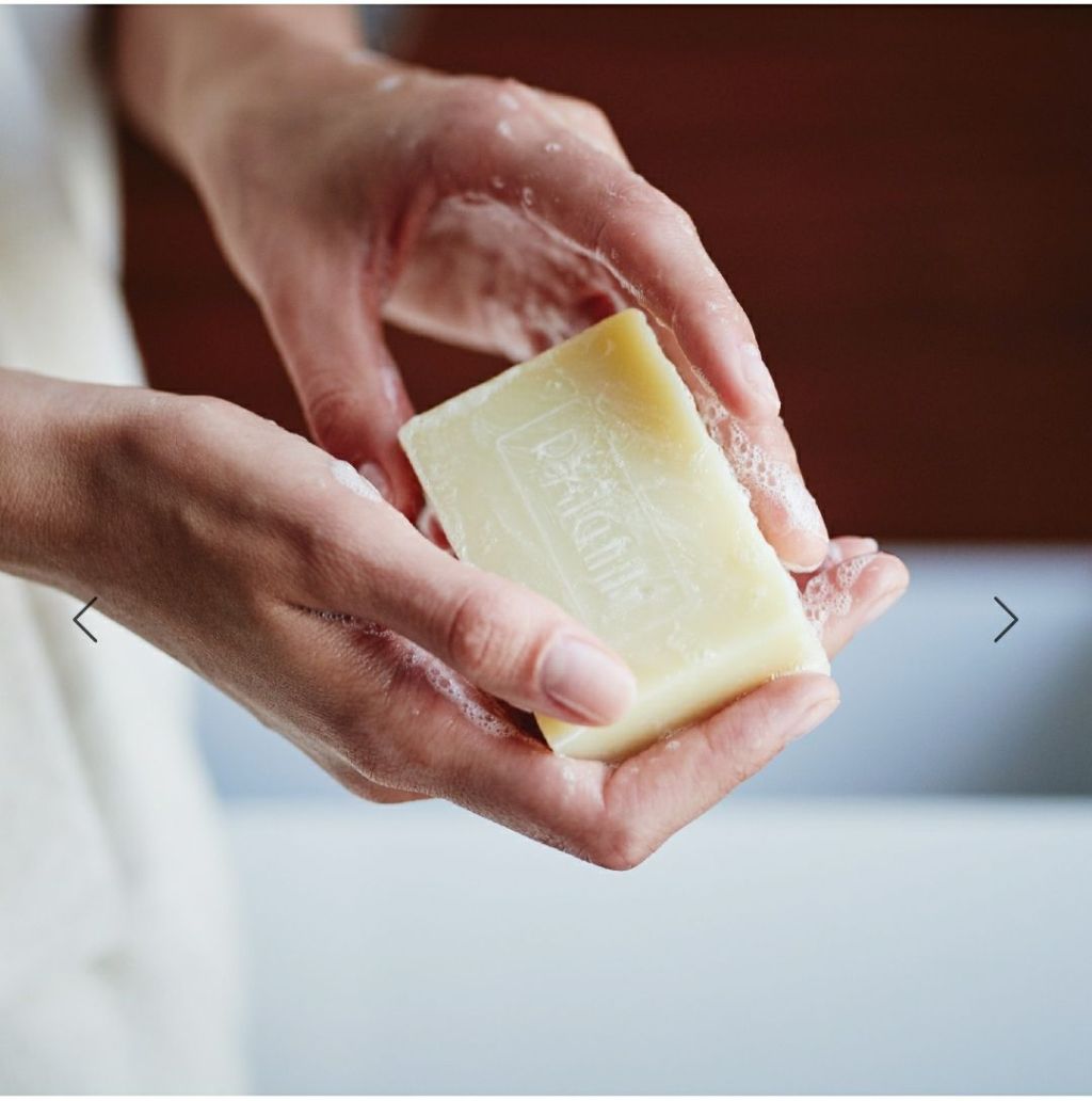 Jabón sólido + agua + aceite esencial =